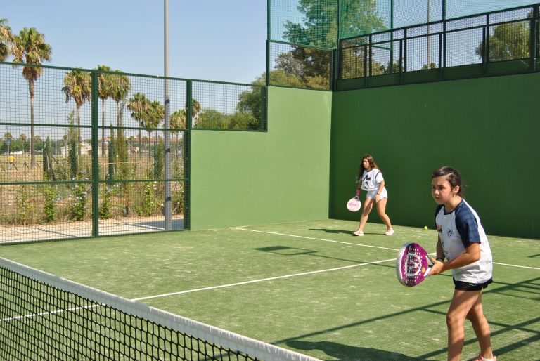 The Racket Club ofrece este verano una escuela de pádel