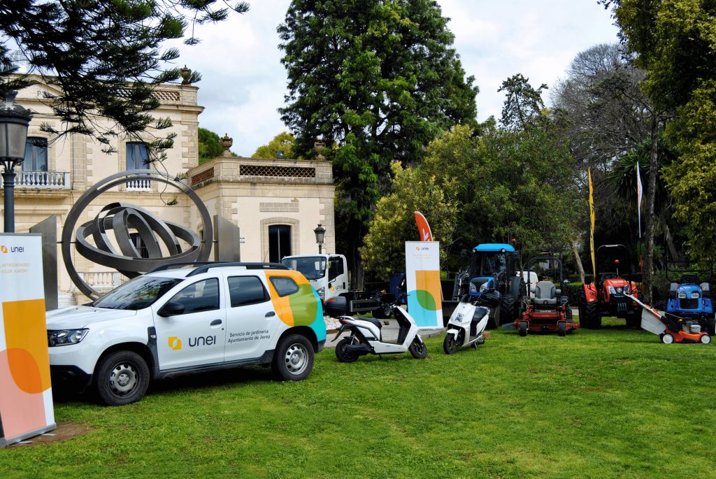 Vehículos para el mantenimiento de parques y jardines de Jerez