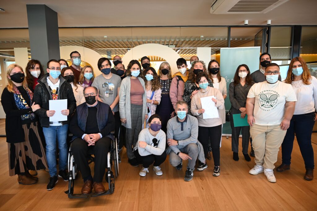 Foto de grupo de jóvenes participantes en las prácticas en UNEI con sus tutores