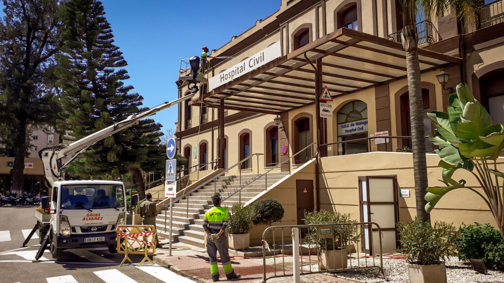 Trabajadores de UNEI en el Hospital Civil de Málaga