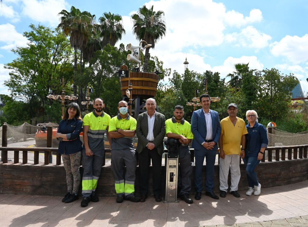 Foto de familia del director general de Isla Mágica y el CEO de UNEI con algunos de los trabajadores
