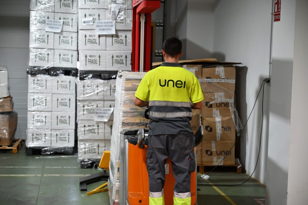 Imagen de un trabajador de logística de la línea Smart Supply de UNEI