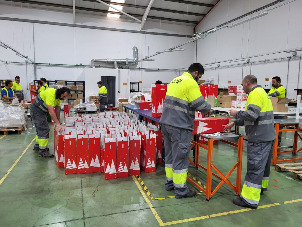 Operarios de UNEI realizan tareas de manipulado en sus instalaciones logísticas