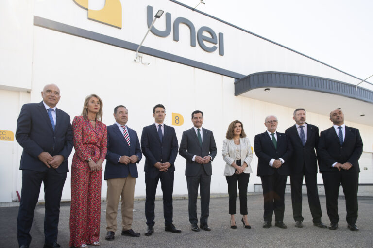 Juanma Moreno visita el centro logístico de UNEI en Sevilla