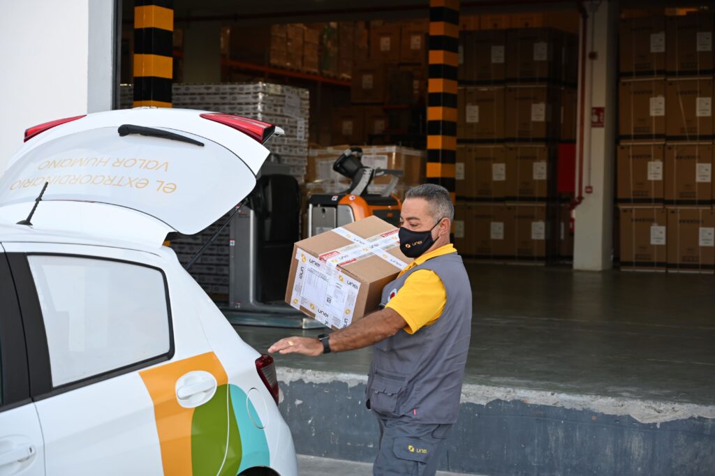 Un técnico de UNEI carga un pedido para una entrega en su vehículo