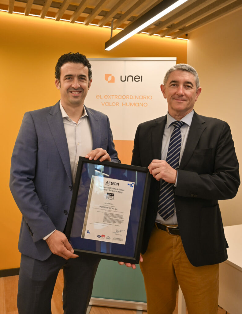 El director general de UNEI, recibe la certificación ISO 45001 de manos del director de AENOR en Andalucía