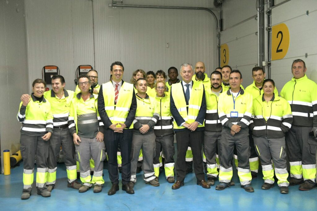 El alcalde y el director general de UNEI, junto a un grupo de trabajadores