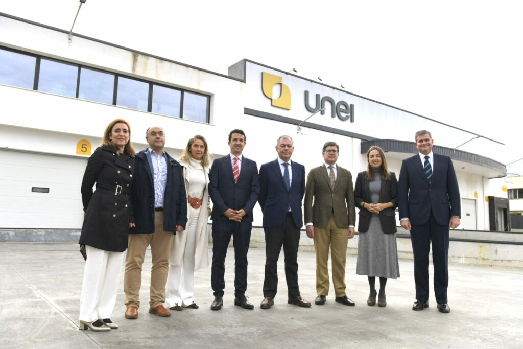 Foto de familia del acto inaugural, con el alcalde de Sevilla en el centro