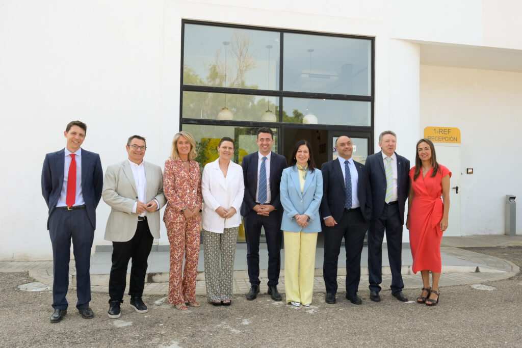 La secretaria general de Inclusión y la presidenta de COFIDES junto a la dirección de UNEI y representantes de FAISEM e Ilunion