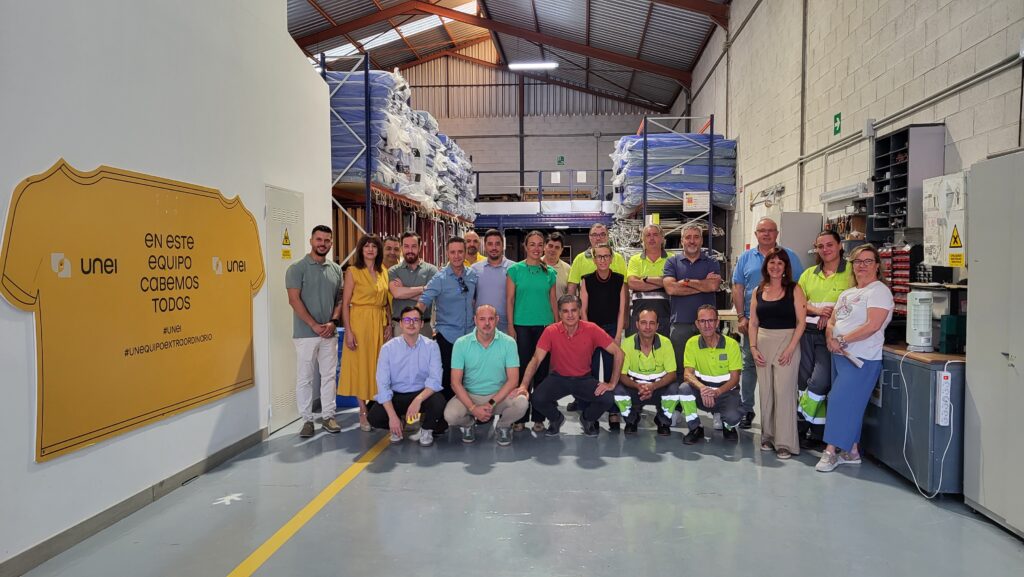 Foto del equipo de UNEI en las nuevas instalaciones de la compañía 