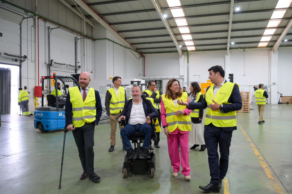 Un momento de la visita de la consejera al centro logístico de UNEI