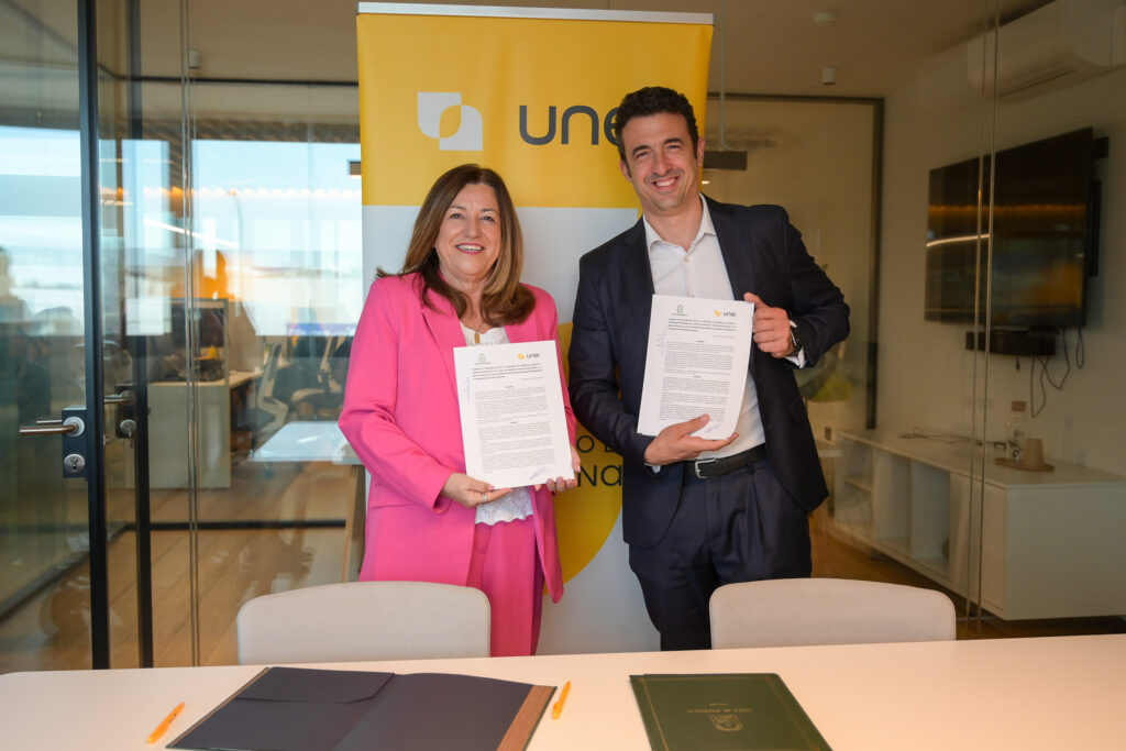 La consejera de Desarrollo Educativo y el director general de UNEI tras la firma del convenio