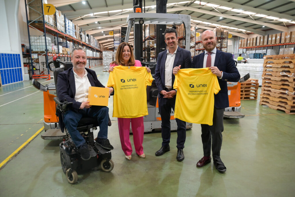 La consejera de Desarrollo Educativo y FP y el secretario general de FP en su visita a UNEI